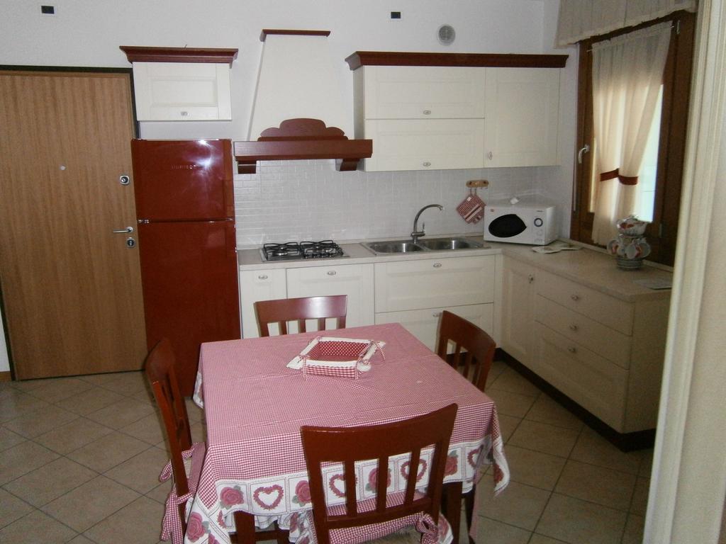 Residence Roberta Con Piscina - Agenzia Cocal Caorle Quarto foto